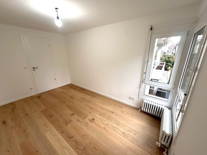 Exklusiv: Komplett neu renovierte 5,5–6‑Zimmer‑Wohnung in Top‑Lage Esslingen‑Sulzgries – Kind