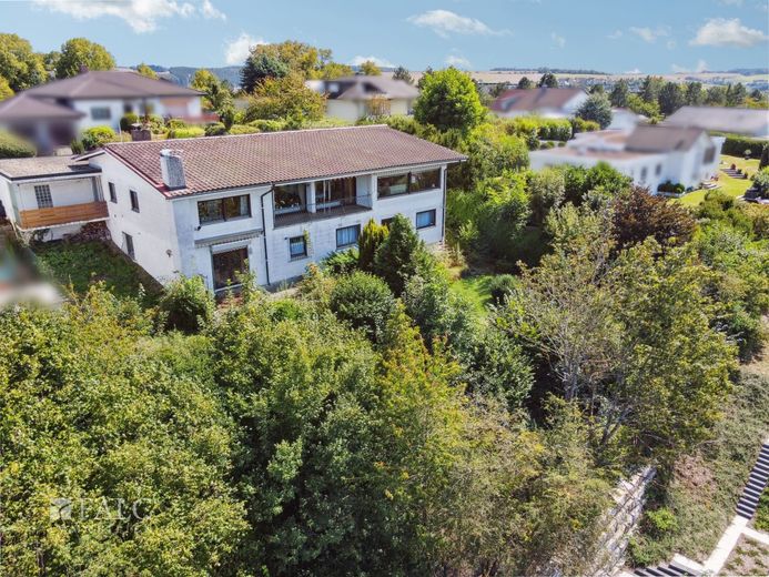 Freistehende Villa auf großem Grundstück in Buchen – Rückseite Wohnhaus