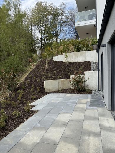 Neubau 3 Zimmer mit großer Terrasse, gehobene Innenausstattung – Terrasse Blick Richtung Westen