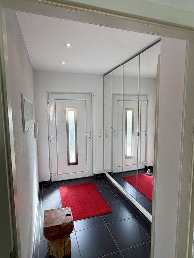 Trasferirsi e sentirsi a casa: casa a schiera di testa KfW-55 con giardino e ampia terrazza sul tetto – Hauseingangsflur