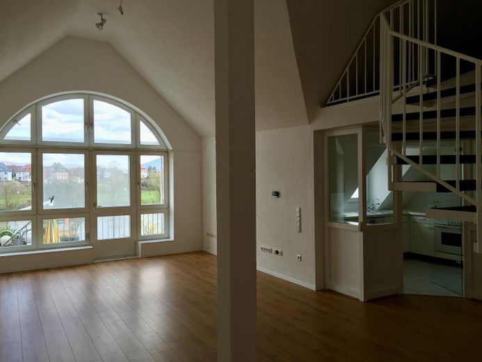 Altstadt-Stadthaus mit Mainblick, Dachterrasse, Mieteinnahmen & Ausbaupotenzial – provisionsfrei – Wohnzimmer - Wohnung 2.OG