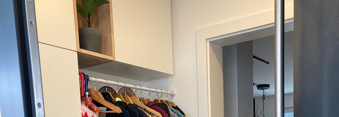 Sans commission ! Maison mitoyenne, 5 pièces, 2 salles de bains, 2 terrasses sur le toit, 2 places en parking souterrain – classe énergétique A, disponible en décembre – Eingangsbereich