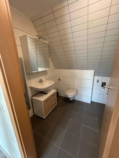 2,5 Zi. DG-Wohnung (auch als WG geeignet) – Bad / WC