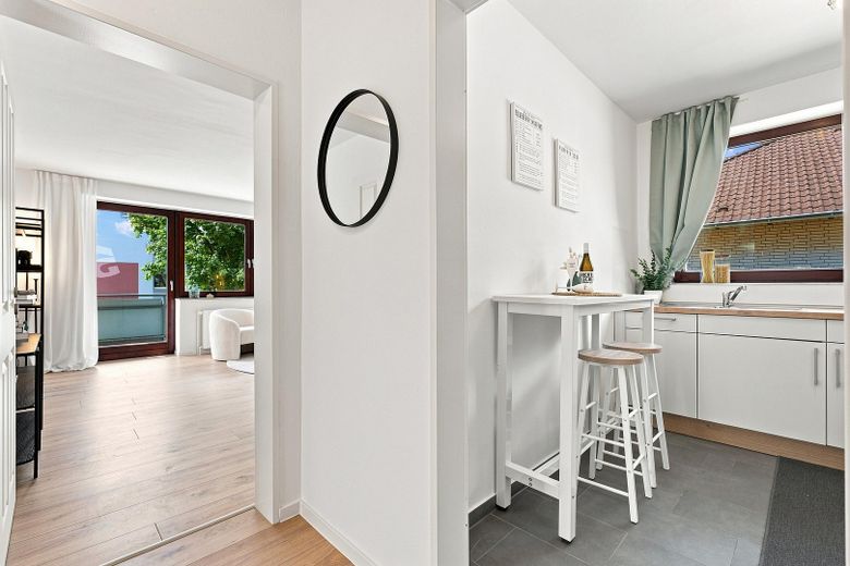 Emménagez immédiatement et sentez-vous chez vous – appartement de deux pièces avec cuisine et salle de bains, fraîchement rénové, à 26123 Oldenburg-Donnerschwee – Flur Küche