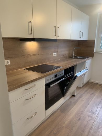 Erstbezug nach Sanierung: Helle 2,5-Zimmer-Wohnung mit Weitblick, Aufzug & TG in Heusenstamm – Beispielküche 