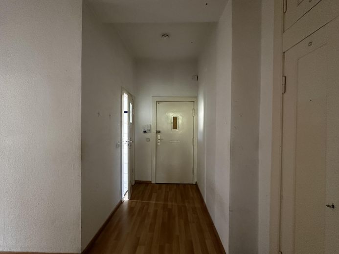 Apartamento en propiedad de 1,5 habitaciones sin alquilar en Westend – Mucho margen de diseño en una ubicación muy solicitada – Flur mit Blick von der Küche