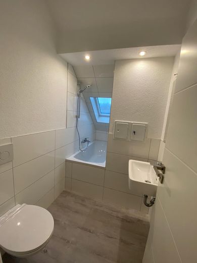 # 2,5-Zimmer # EBK # Tageslichtbad # neu saniert # zentrumsnah #Nordstadt – Badezimmer