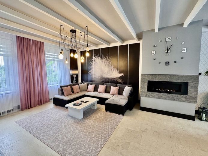 HORN IMMOBILIEN + großzügiges und elegantes Einfamilienhaus mit Einliegerwohnung und Garage in Gartz – Wohnzimmer