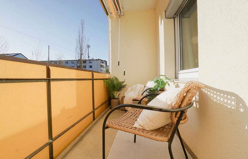 Mitten in der Stadt – helle 3-Zimmer-Wohnung mit guter Verkehrsanbindung- provisionsfrei – Balkon Wohnzimmer