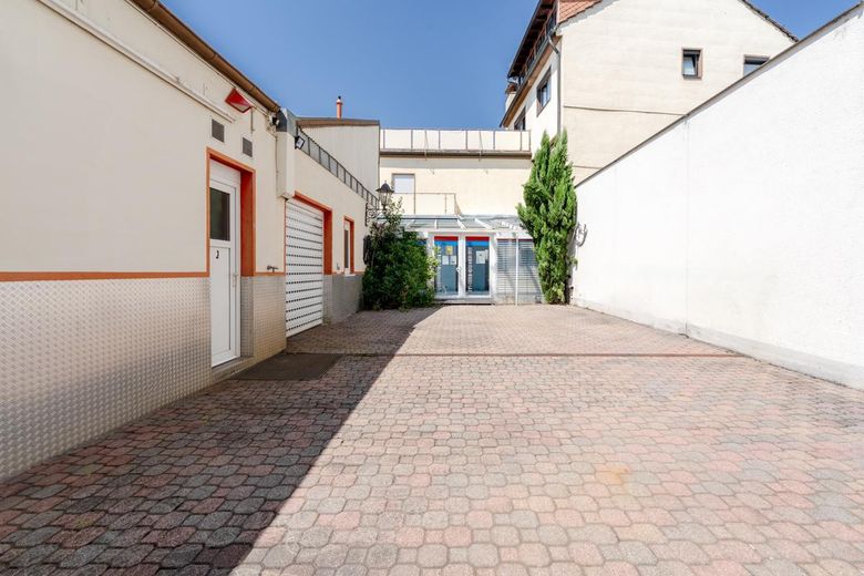 Büro + Werkstatt + Showroom | Glaseingang | ab 393 m² bis 700 m² | sofort! Kostenlose Werbefläche! – Innenhof mit Blick auf Büro