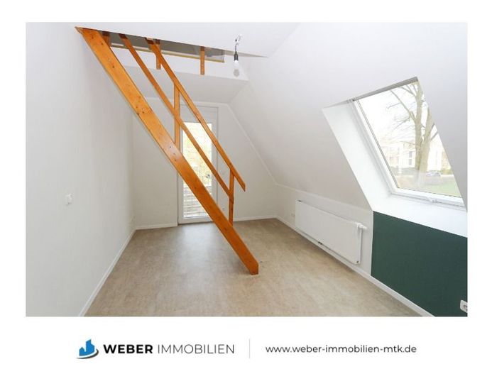ZWEI Doppelhaushälften auf RIESIGEM SONNEN-Grundstück in ZENTRALER Lage – Schlafzimmer 3 mit Spitzboden, Haus 1