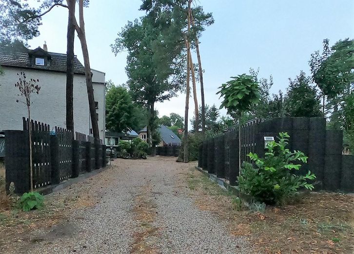 VOLL MÖBLIERTES WOHNEN IN MICHENDORF VOR DEN TOREN VON POTSDAM UND BERLIN – Einfahrt