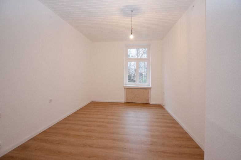 Sin comisión: apartamento de época renovado de 2 habitaciones en Schulstraße – Wohnzimmer