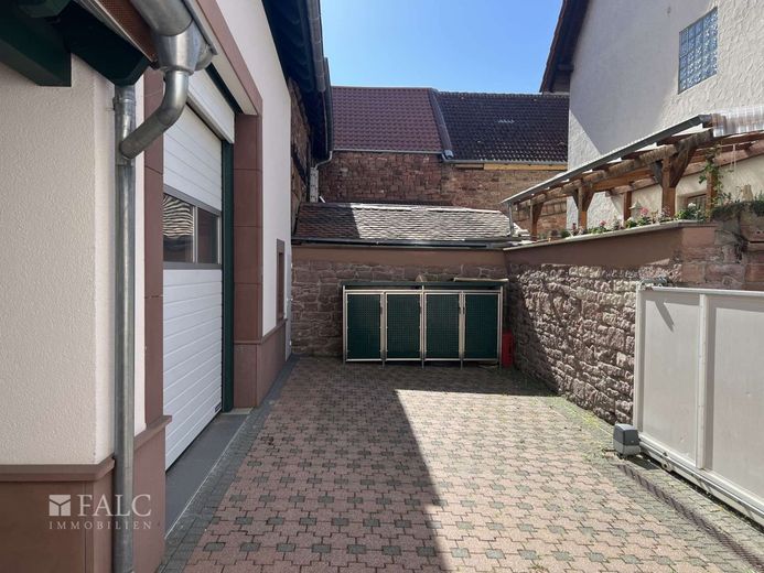 Top Investment, gepflegtes Mehrfamilienhaus in Wörth am Main – Innenhof