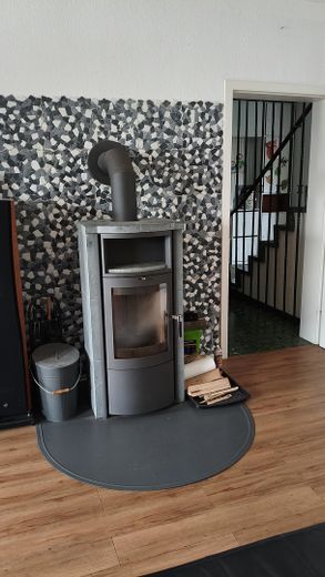 Doppelhaushälfte Einfamilienhaus, ländl. ruhige Lage doch zentral, gesamte Infrastruktur fußläufig – Kaminofen, Blick in die Diele