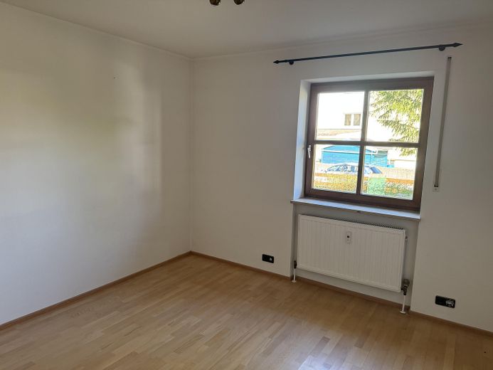 Gartenwohnung mit überdachter Terrasse und 5 Zimmern – Kinderzimmer Ostseite
