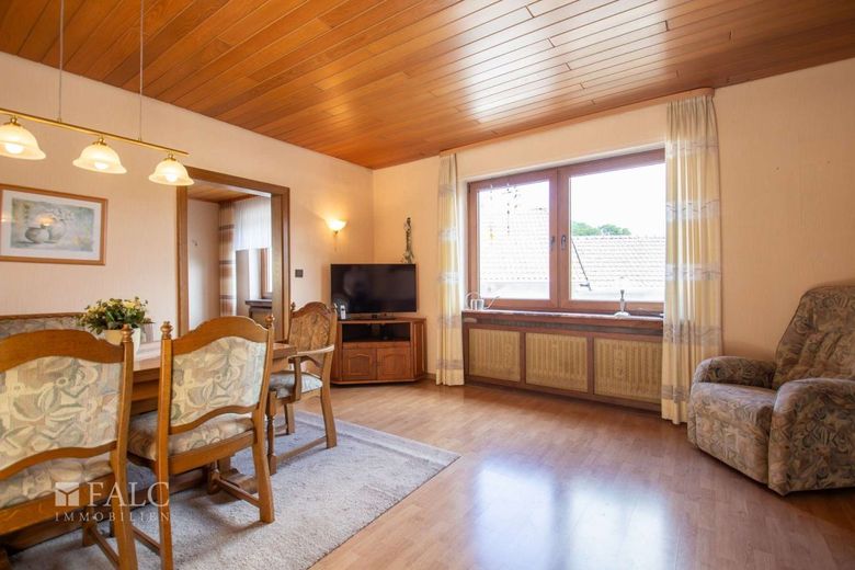 Dużo miejsca na Twoje marzenia! Zagroda z domem mieszkalnym, stodołą i garażami – Esszimmer