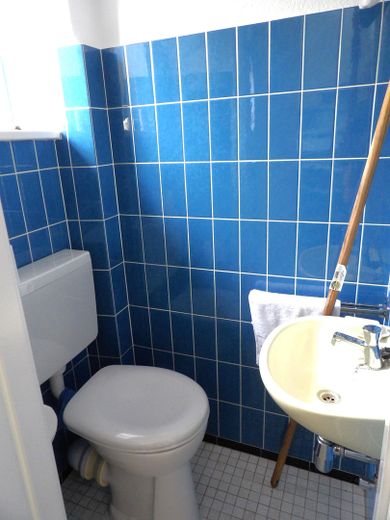 5059m² Baugrundstück (teilbar) mit zauberhaftem, kleinem Haus! – Gäste-WC
