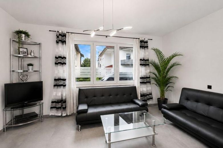 127 m² PRIVATES WOHNEN MIT EIGENEM POOL & GARTEN – 2 GARAGEN + 1.920 € KALTMIETEINNAHMEN – Hochparterre  Gastzimmer