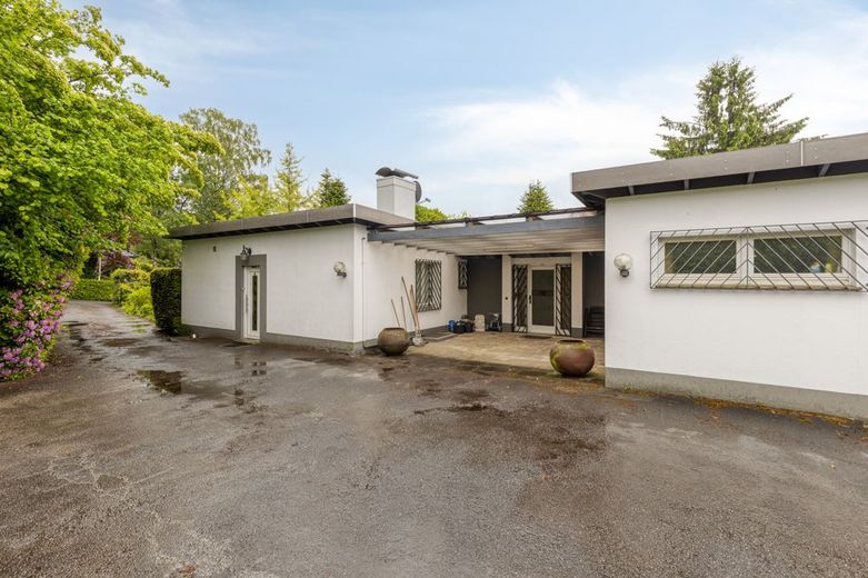 ***** Haus sucht glücklichen Bewohner, Großzügiges Domizil mit vielen Extras ***** – Haustür