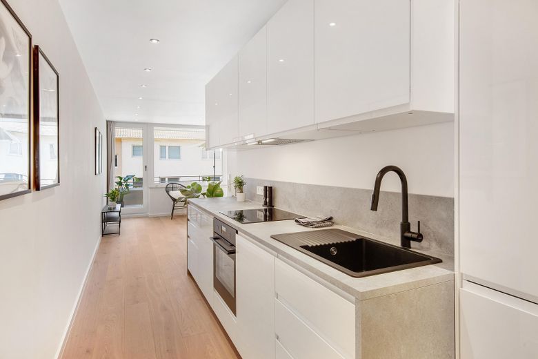 Erstbezug nach Kernsanierung: Exklusive Designerwohnung mit EBK, Balkon & TG-Stellplatz – Küche