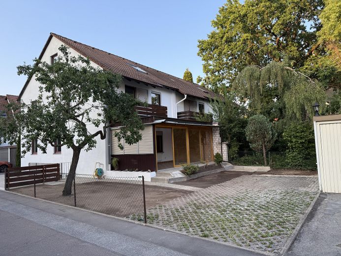 Platz für die ganze Familie: 5-Zimmer-Reiheneckhaus in zentraler Lage von Schwabach – Garage direkt am Grundstück