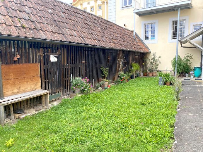 Garten mit Fahrradschuppen