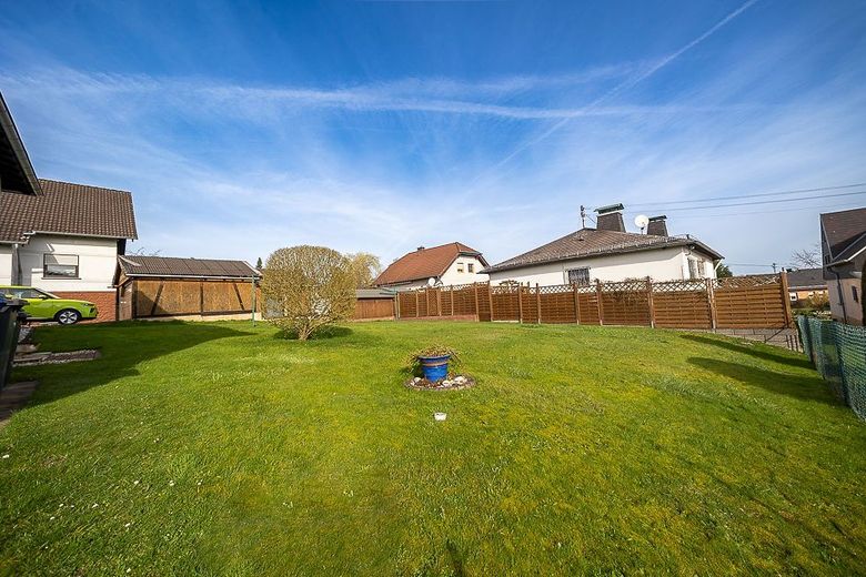 Sommer in Ihrem neuen Zuhause - Bungalow mit Terrasse - Balkon - Garage und viel Garten in Krunkel – Blick in den Garten