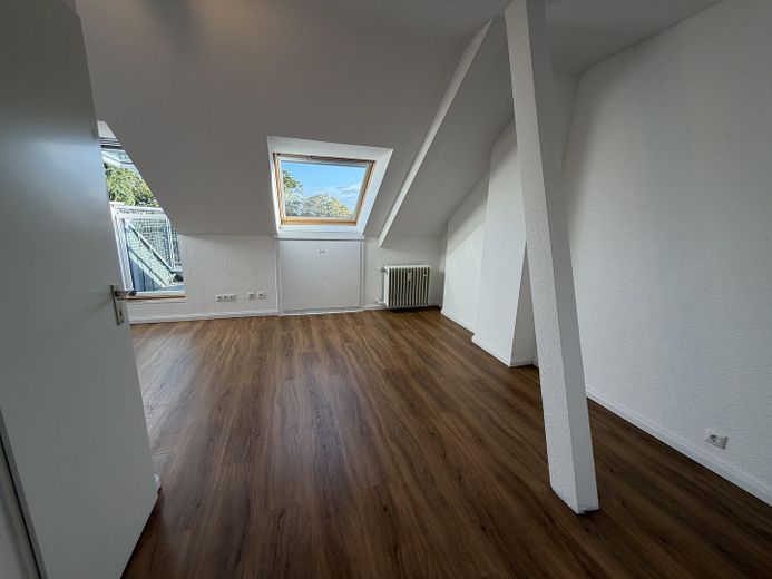 Tadilat sonrası | 2 odalı | yeni ankastre mutfak | asansör | çatı balkonları – Schlafzimmer (hinten)