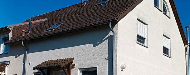 Komisyonsuz: Niefern-Öschelbronn’da bahçeli ikiz ev – Hausansicht Straßenseite