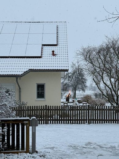 *senza provvigione* Casa familiare con impianto fotovoltaico, accumulo, camino e ampio giardino – Straßenansicht Winter