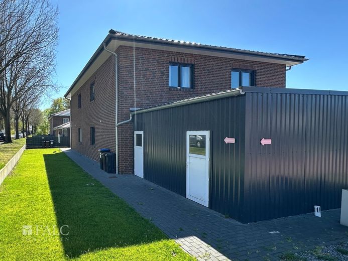 Neuwertige Doppelhaushälfte mit tollem Schnitt in Stade-Haddorf – Seitlicher Blick Abstellräume
