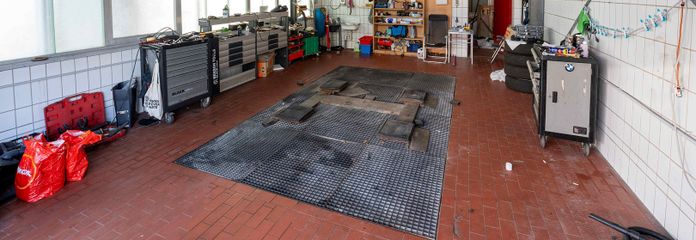 Waschraum mit Hebebühne