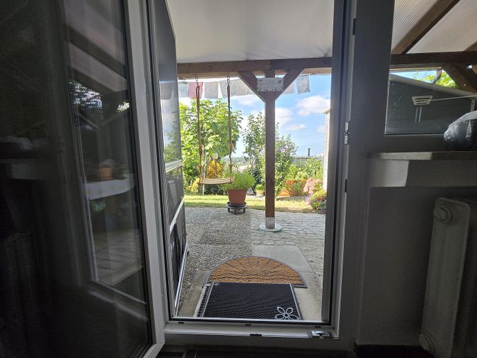 Einfamilienhaus in traumhafter Lage mit Panoramablick auf Bodensee und Schweizer Berglandschaft – Waschraum Ausgang zum Garten