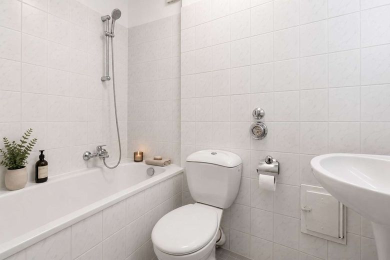 Charmantes Apartment mit Sonnenbalkon im Frankfurter Nordend – Das Badezimmer