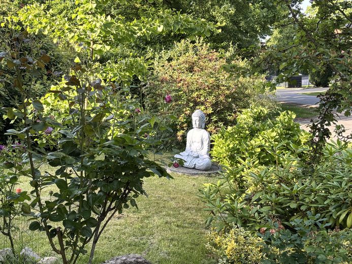 Familienparadies mit Swimmingpool, Tennis- und jede Menge Platz! – Vorgarten