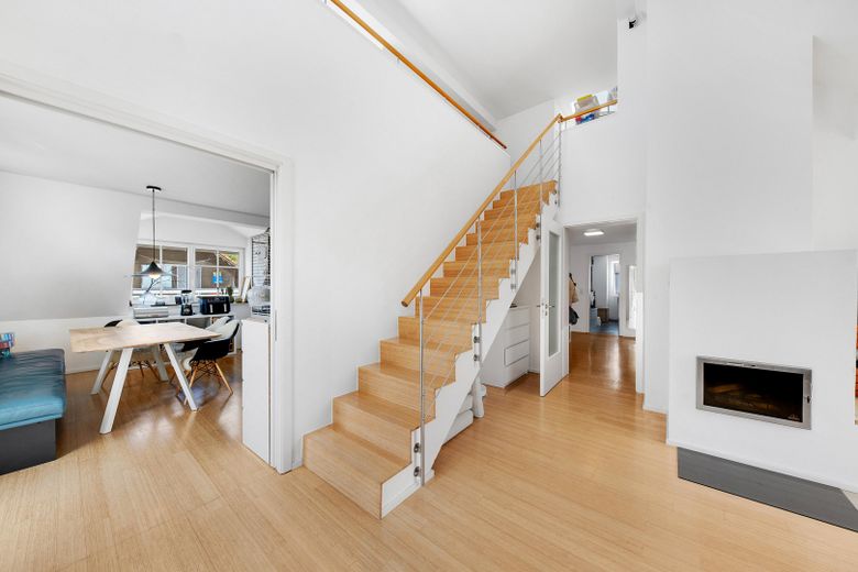Design-Maisonette (Alleinige Etage) | KfW-A+, Galeria, kominek | blisko S-Bahn Untermenzing – Wohnbereich