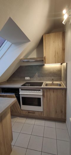 Modernisierte 2-Zimmer Wohnung im 2. OG mit EBK, Balkon, KFZ-Stellplatz und Kellerabteil – und Spülmaschine