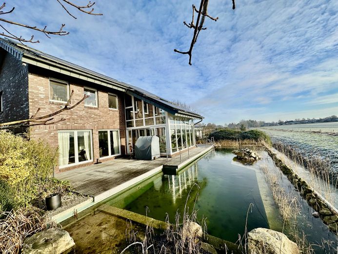 Haus mit Naturschwimmteich