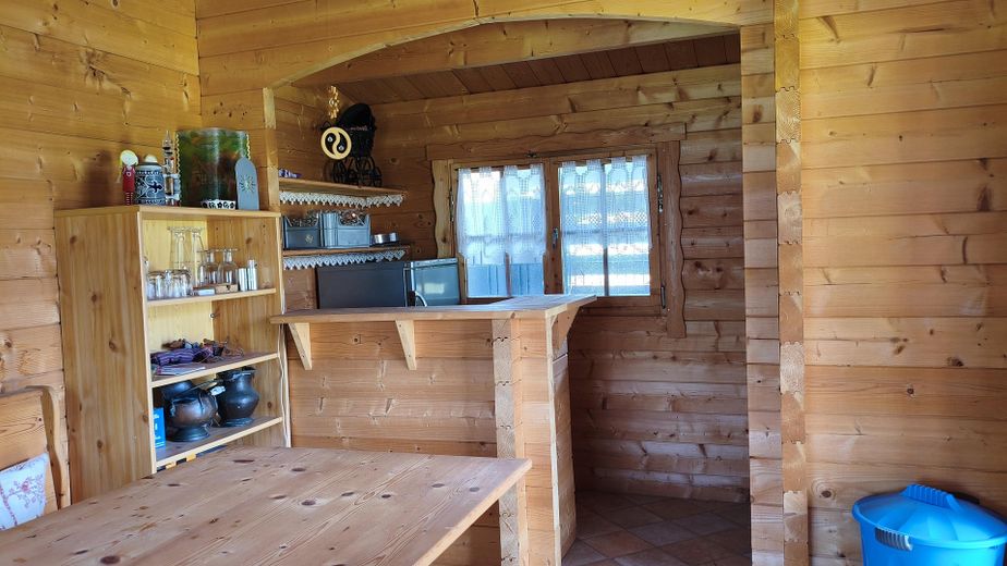 Doppelhaushälfte Einfamilienhaus, ländl. ruhige Lage doch zentral, gesamte Infrastruktur fußläufig – Blockhaus mit Tresen und Bar