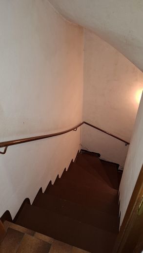 Freistehendes Einfamilienhaus mit 2 Wohneinheiten und Garten, 2 Garagen im Haus – Kellertreppe