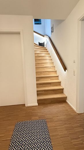 Maison de caractère personnalisée : maison jumelée claire et haut de gamme à Bittenfeld, KfW 55 – Treppe UG