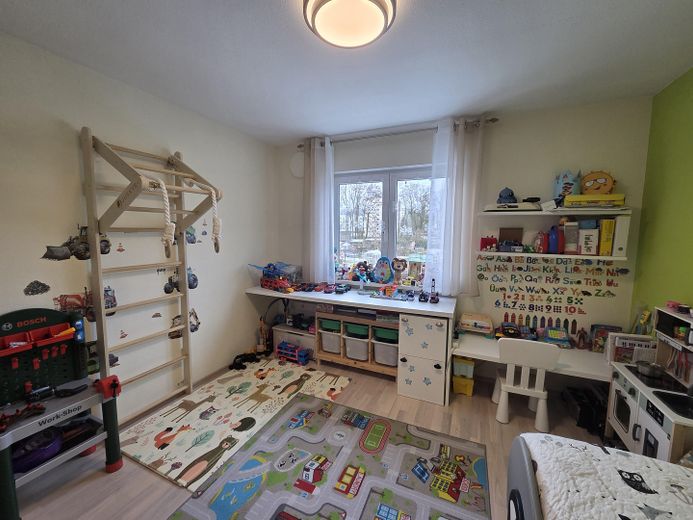 Hausgefühl statt Wohnung: Moderne 3-Zi.-Maisonette mit Garten, Terrasse & Balkon (BJ 2013) – Kinder-/Schlafzimmer