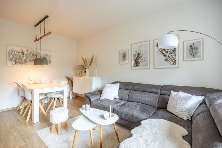 Modernisierte 2-Zimmer-Wohnung im Frankenberger Viertel – Wohnzimmer