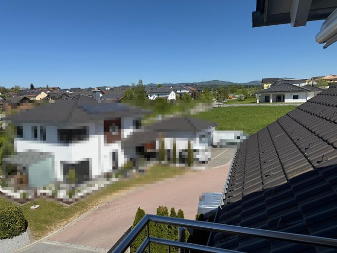 ETW mit gehobener Ausstattung und Fernblick in beliebtem Wohnviertel von Hengersberg – Fernblick Balkon Bay. Wald