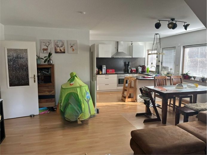 4-Zimmer-Mietwohnung mit Balkon, nähe Bahnhof – Wohnzimmer - www.immobilien-heise.de