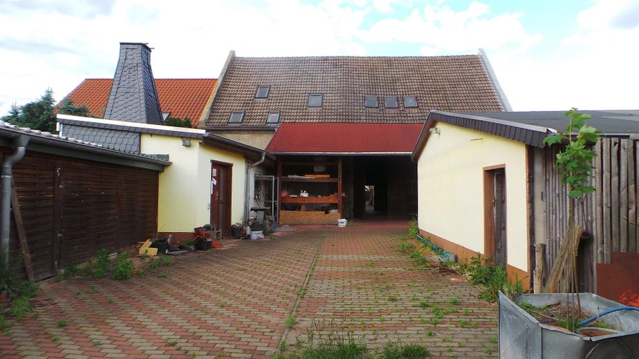 Hinter dem Haus