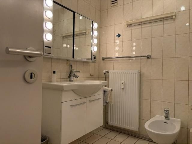 Lichtdurchflutete 2,5-Zimmer-Wohnung mit Südbalkon und Weitblick – Das Bad mit Bidet