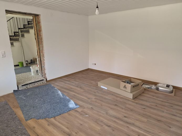 Vermiete Doppelhaushälfte mit 3,5 Zimmer – Zimmer EG