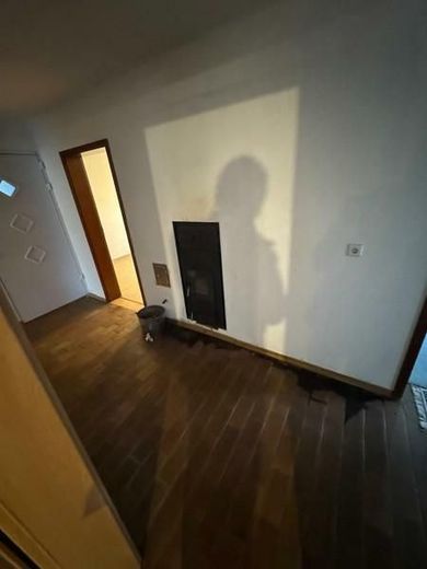24 Flur mit Kaminofen